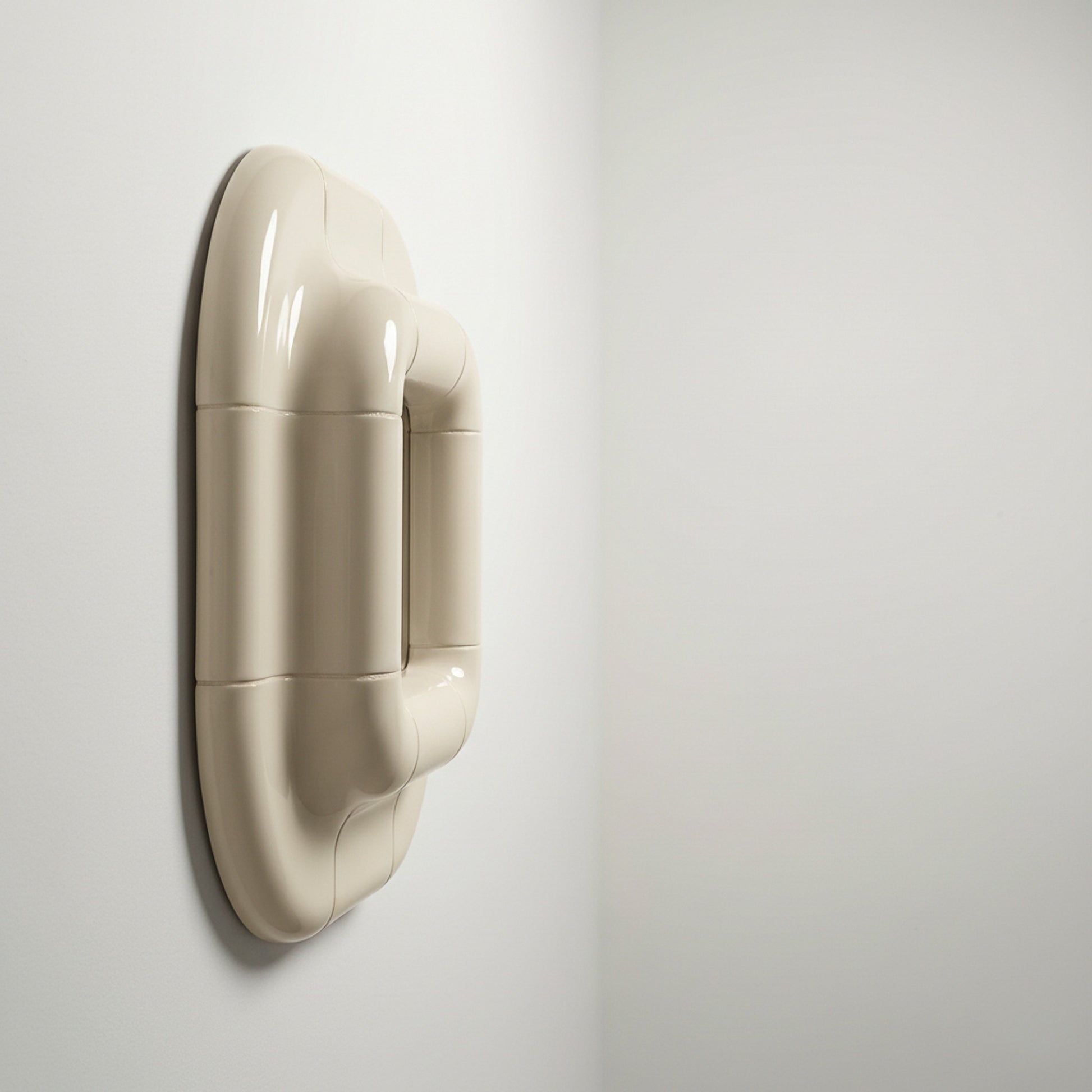 Side view of Lolo mirror in Off-White by Tilecito, showing 13.5 cm depth and thick rounded frame with high-gloss finish